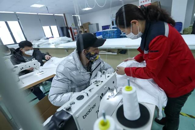 防護服緊缺？這家僅用了5天時間轉產防護服，日產量已達9000件