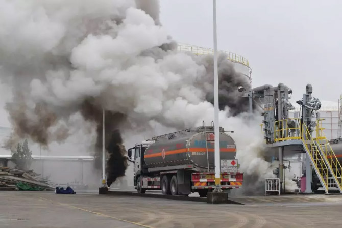 上海誠格超輕便攜隔熱斗篷亮相廣州大型石油化工滅火救援實(shí)戰(zhàn)演練現(xiàn)場