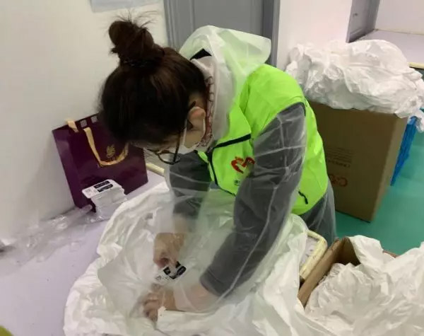 攜手戰(zhàn)&ldquo;疫&rdquo;，逆風(fēng)而上，上海志愿者助力抗疫防護(hù)服生產(chǎn)