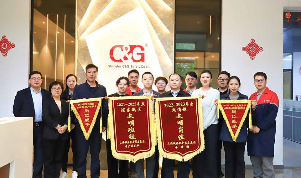 上海誠(chéng)格集團(tuán)舉行 “文明班組”“文明崗位”、“崗位能手”授錦旗儀式